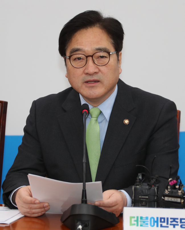 더불어민주당 우원식 원내대표가 20일 국회에서 열린 원내대책회의에서 "개헌은 국가의 100년을 새로 설계하는 것이기 때문에 조건 없이 협상을 시작합시다"라고 주장하고 있다. (사진=연합뉴스)
