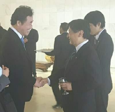 South Korean Prime Minister Lee Nak-yon (L) shakes hands with Japan's Crown Prince Naruhito during a meeting in Brasilia on Monday. (Photo courtesy of the prime minister's office-Yonhap)
