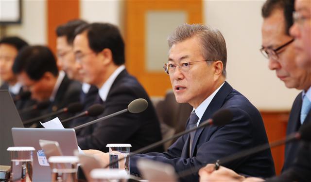 문재인 대통령이 20일 오전 청와대에서 열린 국무회의에서 발언하고 있다. 문 대통령은 이날 첫 공개한 대통령 개헌안 전문에 5·18민주화 운동과 6·10 항쟁, 부마항쟁 정신을 계승한다는 문구를 포함했다.  [연합뉴스]