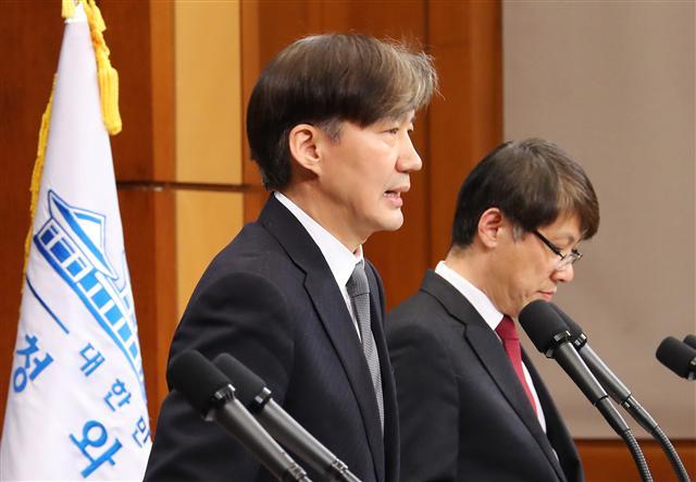 조국(왼쪽) 청와대 민정수석이 20일 오전 춘추관 대브리핑실에서 문재인 대통령이 발의할 개헌안 중 전문과 기본권 부분의 내용과 조문 배경 등을 설명하고 있다. [연합뉴스]