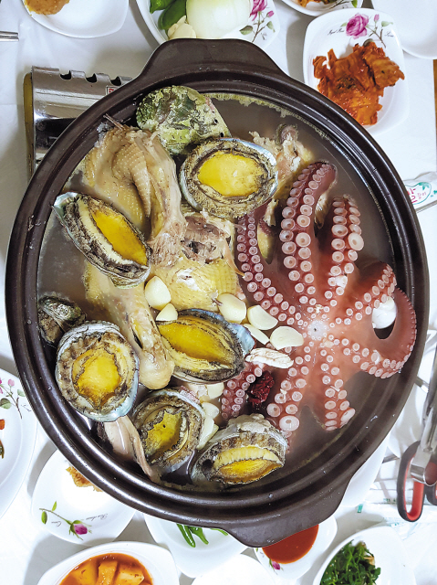 보양식으로 유명한 ‘강진 회춘탕’.