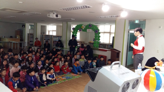 경기도융합과학교육원이 이동과학차로 학교에서 현장교육을 실시하고있다.[사진제공=경기도교육청]
경기도융합과학교육원이 이동과학차로 학교에서 현장교육을 실시하고있다.[사진제공=경기도교육청]