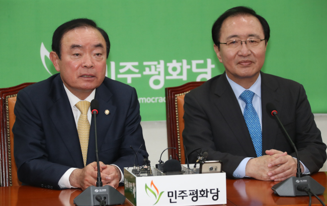 민주평화당 장병완 원내대표가 20일 국회 평화당 대표실에서 공동교섭단체 구성을 위해 정의당 노회찬 원내대표와 만나 인사말을 하고 있다. (사진=연합뉴스)
민주평화당 장병완 원내대표가 20일 국회 평화당 대표실에서 공동교섭단체 구성을 위해 정의당 노회찬 원내대표와 만나 인사말을 하고 있다. (사진=연합뉴스)
