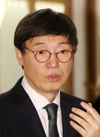 <YONHAP PHOTO-3599> 김사인 교수, 한국문학번역원 원장 취임 (서울=연합뉴스) 이재희 기자 = 김사인 한국문학번역원 신임 원장이 20일 오전 서울 종로구의 한 식당에서 열린 기자간담회에서 인사말을 하고 있다. 2018.3.20 scape@yna.co.kr/2018-03-20 11:25:24/ <저작권자 ⓒ 1980-2018 ㈜연합뉴스. 무단 전재 재배포 금지.>
<YONHAP PHOTO-3599> 김사인 교수, 한국문학번역원 원장 취임 (서울=연합뉴스) 이재희 기자 = 김사인 한국문학번역원 신임 원장이 20일 오전 서울 종로구의 한 식당에서 열린 기자간담회에서 인사말을 하고 있다. 2018.3.20 scape@yna.co.kr/2018-03-20 11:25:24/ <저작권자 ⓒ 1980-2018 ㈜연합뉴스. 무단 전재 재배포 금지.>
