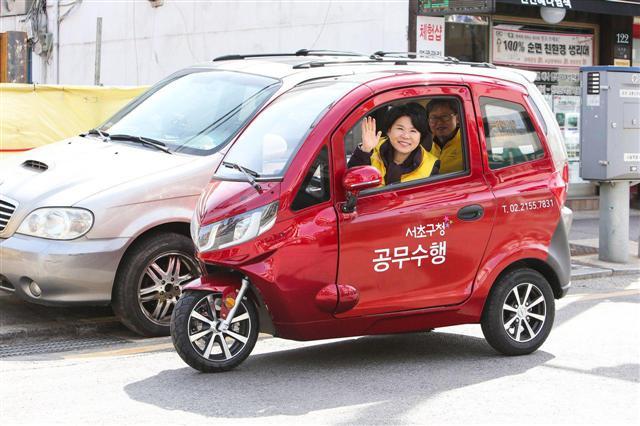 조은희 서초구청장이 ‘빨간 삼륜차’를 몰고 주민의 눈높이에서 필요한 부분을 챙기기 위해 동네 골목길을 나서고 있다.