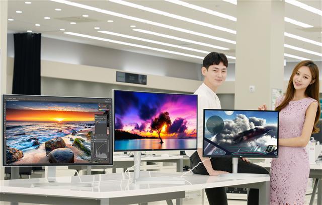LG전자는 올해 27형, 32형, 34형, 38형 등 다양한 크기의 HDR 모니터를 국내에 출시한다고 21일 밝혔다. 이미 판매중인 6종을 포함해 연내 11종까지 라인업을 확대한다. HDR는 동영상 제작 과정에서 희미하게 처리되는 빛과 색상을 실제에 가깝게 표현하는 기술이다. 화면의 어두운 부분은 더욱 어둡게, 밝은 부분은 더욱 밝게 보여줘 생생한 화면을 만든다. 영상, 게임 등을 제작하고 시청하는데 탁월해 고화질 모니터 시장에서 대세 기술로 떠오르고 있다.
[제공=LG전자]