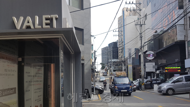 지난해 청담동과 논현동 주변 지역에서 발레파킹 업체가 불법 주ㆍ정차를 하다 적발된 건수만 3759건에 달한다. 올해도 1월 한 달 동안 200건에 가까운 발레파킹 차량이 불법 주ㆍ정차로 적발됐다. [사진=유오상 기자/osyoo@heraldcorp.com]