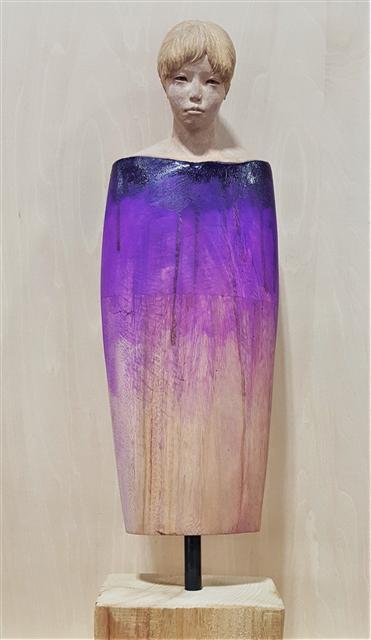 The daily life will color her softly 2015, painted on carved wooden sculpture, 57×13.5 ×11cm  [제공=우손갤러리]