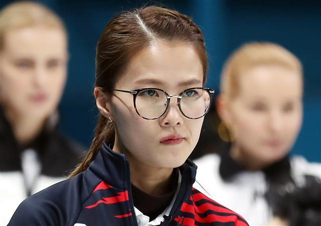 21일 강릉컬링센터에서 열린 여자 컬링 예선 대한민국과 러시아 출신 올림픽 선수(OAR)의 경기에서 대한민국 주장 김은정이 스톤 투구 방향을 구상하며 잠시 생각에 잠겨 있다.  [연합뉴스]