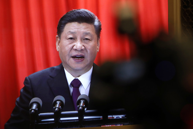 <YONHAP PHOTO-3949> A TV screen shows Chinese President Xi Jinping delivering a speech at the closing session of the annual National People's Congress (NPC) at the Great Hall of the People in Beijing, Tuesday, March 20, 2018. (AP Photo/Andy Wong)/2018-03-20 12:50:34/ <저작권자 ⓒ 1980-2018 ㈜연합뉴스. 무단 전재 재배포 금지.>
<YONHAP PHOTO-3949> A TV screen shows Chinese President Xi Jinping delivering a speech at the closing session of the annual National People's Congress (NPC) at the Great Hall of the People in Beijing, Tuesday, March 20, 2018. (AP Photo/Andy Wong)/2018-03-20 12:50:34/ <저작권자 ⓒ 1980-2018 ㈜연합뉴스. 무단 전재 재배포 금지.>