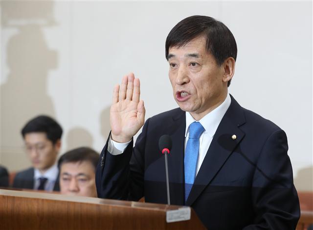 이주열 한국은행 총재가 21일 오전 국회 기획재정위원회에서 열린 인사청문회에서 선서하고 있다.  [연합뉴스]