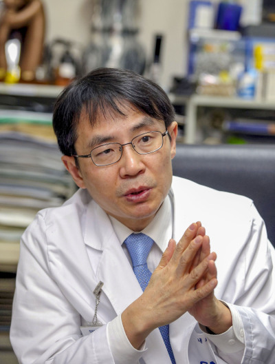 30여 년 간 암을 치료하며 환자 6000~7000명의 죽음을 직ㆍ간접적으로 지켜본 허대석 서울대병원 혈액종양내과 교수. 허 교수는 말기 암 환자, 가족들과상담하며 연명의료 결정의 필요성을 인식하고, 관련 활동을 펼쳐 왔다. 그는 “연명의료결정법을 계기로 죽음을 바라보는 우리 사회의 자세가 바뀌어야 한다”고 강조했다.
