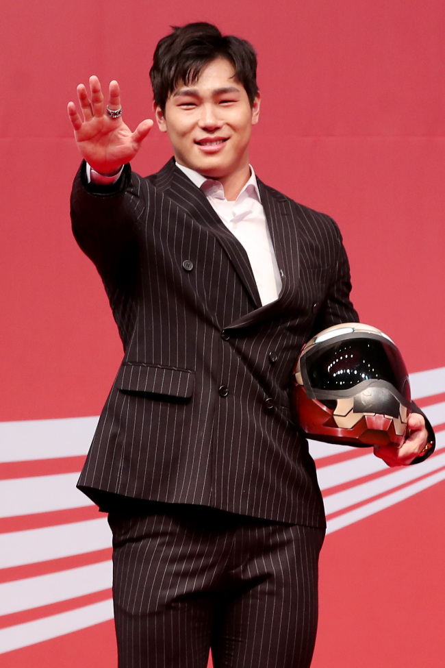Skeleton slider Yun Sung-bin poses at the 23rd Coca-Cola Sports Awards in Seoul after winning the grand prize on Wednesday. (Yonhap)