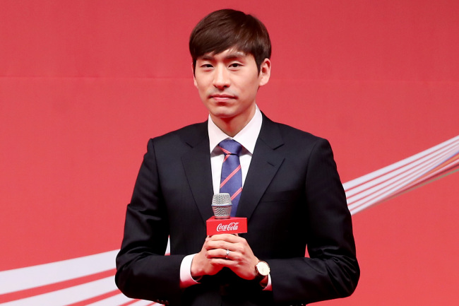 Speed skater Lee Seung-hoon makes a speech after winning the grand prize at the 23rd Coca-Cola Sports Awards in Seoul on Wednesday. (Yonhap)