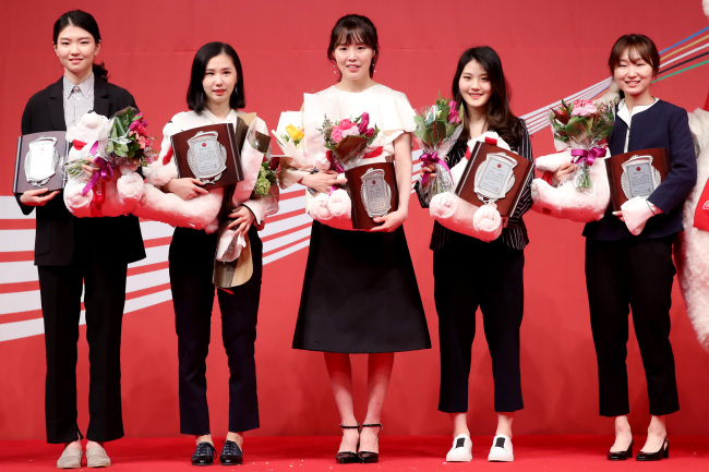 The women's short track team of Shim Suk-hee, Kim Ye-jin, Kim A-lang, Lee Yu-bin and Choi Min-jeong (from left) pose for a photo after winning the clean sports award at the 23rd Coca-Cola Sports Awards in Seoul on Wednesday. (Yonhap)
