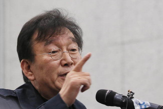Novelist Ha Il-ji, who claims ex-governor An's alleged victims have made their accusations because they were 'jealous.' (Yonhap)