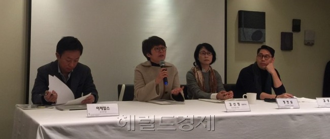 김선정(사진 왼쪽 두번째)광주비엔날레재단 대표가 올해 참여작가 리스트를 21일 공개했다. 2018 광주비엔날레엔 40개국 153명의 작가가 참여한다. [사진=이한빛 기자/vicky@]