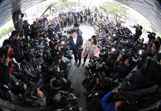 An Hee-jung speaks to reporters Monday after arriving at the Seoul Western District Prosecutors’ Office for questioning. (Yonhap)