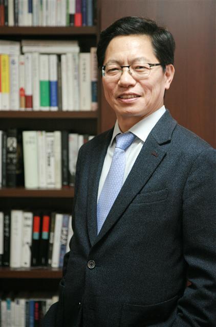 △서울민사지법 판사 △법원행정처 송무심의관 △서울고법 판사 △대법원 재판연구관(부장판사) △법무법인 소백 대표변호사(현) △저서 ‘인신구속과 인권’, ‘선거부정 방지법’, ‘정의의 수레바퀴는 잠들지 않는다’, ‘새ㆍ달ㆍ밝ㆍ깨’