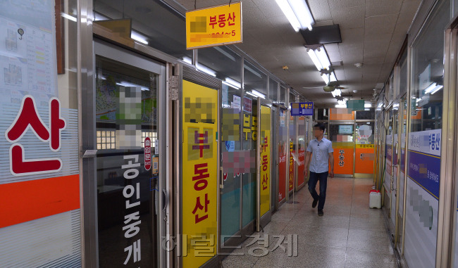 개헌안에 명시된 ‘토지공개념’에 따른 징벌적 규제 가능성에 대한 논란이 커지고 있다. 개인의 토지 소유는 인정하되 개발로 인한 이익을 공공이 가져갈 수 있다는 점을 고려하면 당장 재건축 초과이익환수제가 직접적인 영향권에 포함될 가능성이 크다. 사진은 강남의 공인중개사무소 모습. [헤럴드경제DB]