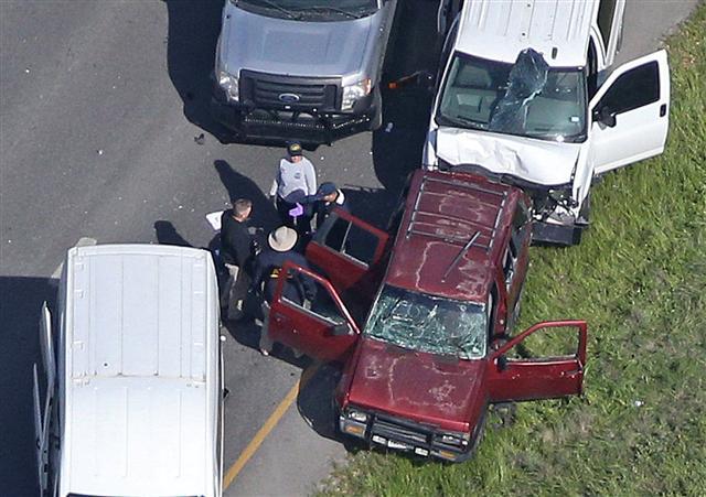 <YONHAP PHOTO-1219> Law enforcement personnel investigate the scene where the Texas bombing suspect blew himself up on the side of a highway north of Austin in Round Rock, Texas, U.S., March 21, 2018. REUTERS/Loren Elliott/2018-03-22 05:43:23/ <저작권자 ⓒ 1980-2018 ㈜연합뉴스. 무단 전재 재배포 금지.>