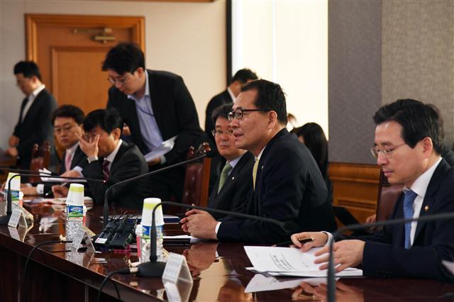 고형권 기획재정부 차관이 22일 오전 서울 중구 명동 은행회관에서 거시경제금융회의를 주재하고 있다. 이날 회의에서 정부와 관계기관은 미 금리인상의 시장 영향은 제한적이나 경계심을 늦춰서는 안된다는 데 의견을 함께 했다.  [제공=기획재정부]