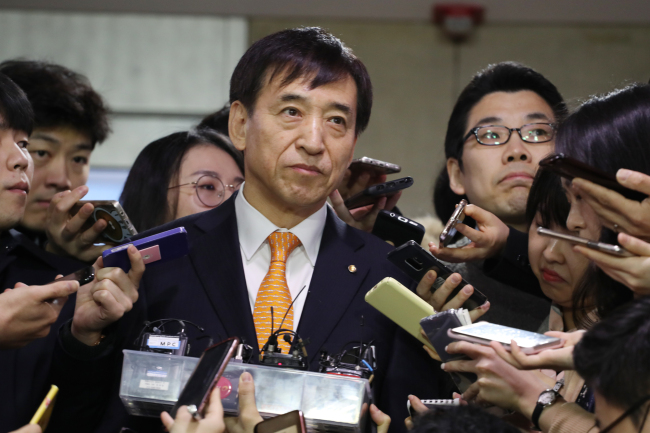 Bank of Korea Gov. Lee Ju-yeol (C) talks to reporters before attending a meeting in Seoul on March 22, 2018. (Yonhap)