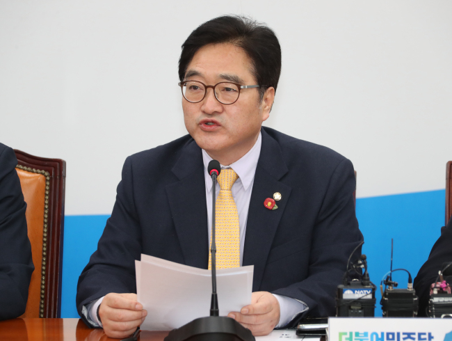 더불어민주당 우원식 원내대표가 22일 국회에서 열린 정책조정회의에서 자유한국당이 제안한 야4당 개헌협의체 구성 제안을 비판하며, 조건없는 즉각 협상 시작을 역제안하고 있다. (사진=연합뉴스)
더불어민주당 우원식 원내대표가 22일 국회에서 열린 정책조정회의에서 자유한국당이 제안한 야4당 개헌협의체 구성 제안을 비판하며, 조건없는 즉각 협상 시작을 역제안하고 있다. (사진=연합뉴스)