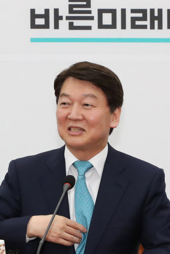 [사진설명=바른미래당 안철수 인재영입위원장(가운데)이 21일 오후 국회에서 열린 시·도당위원장과의 인재영입 간담회에서 발언하고 있다. 사진제공=연합뉴스]