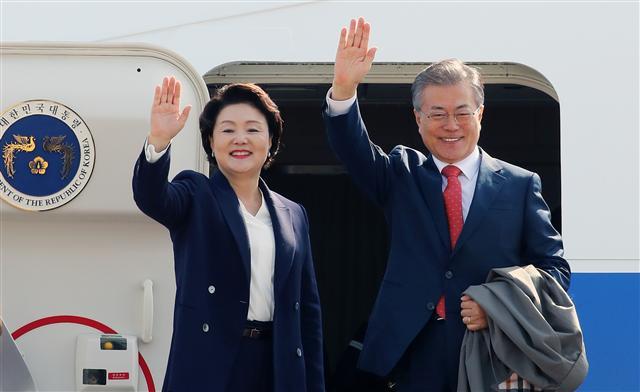 문재인 대통령과 부인 김정숙 여사가 22일 성남 서울공항에서 5박7일 간의 베트남과 아랍에미리트(UAE) 순방을 위해 전용기에 오르기 전 손을 흔들고 있다. 문 대통령은 이날 베트남 국빈방문 첫 일정으로 아시아축구연맹(AFC) 23세 이하 챔피언십에서 준우승한 박항서 베트남 축구 국가대표감독을 만나 격려할 예정이다. 23일에는 쩐다이꽝 국가주석과 정상회담을 하고 24일 UAE로 이동, UAE의 실질적 통치자인 무함마드 알 나하얀 왕세제와 확대·단독 정상회담을 한다. 문 대통령은 바라카 원전 1호기 건설완료 기념행사에 참석하고 UAE에 파견된 아크부대를 방문한 뒤 28일 귀국한다.    [연합뉴스]