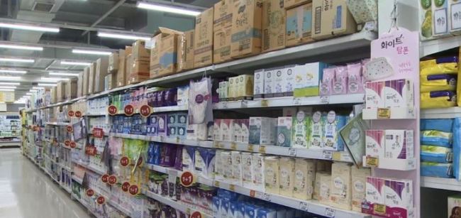 Sanitary pads aligned on stands at a supermarket (Yonhap)