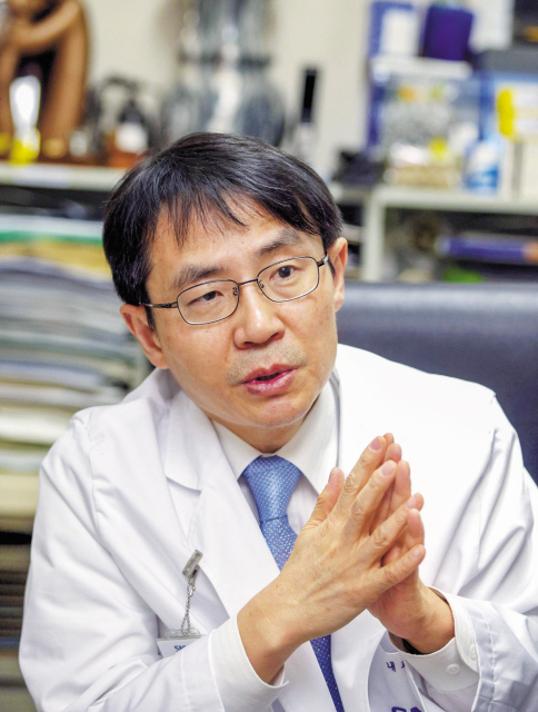30여년 간 암을 치료하며 환자 6000~7000명의 죽음을 직ㆍ간접적으로 지켜본 허대석 서울대병원 혈액종양내과 교수. 허 교수는 말기 암 환자, 가족들과상담하며 연명의료 결정의 필요성을 인식하고, 관련 활동을 펼쳐 왔다. 그는 “연명의료결정법을 계기로 죽음을 바라보는 우리 사회의 자세가 바뀌어야 한다”고 강조했다.