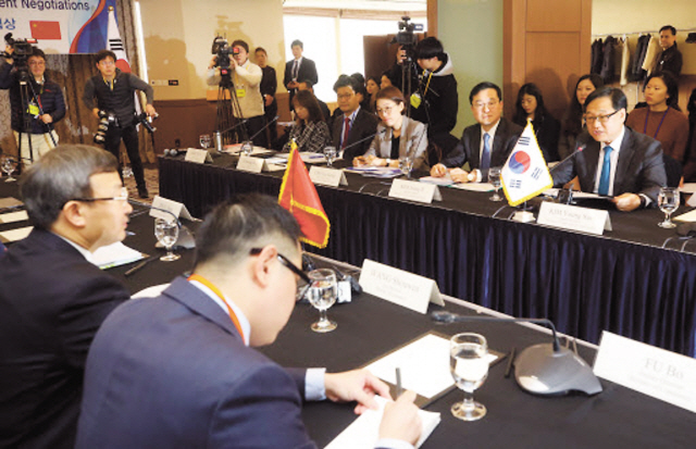 22일 오전 서울 소공동 롯데호텔에서 열린 한중 FTA 서비스·투자 제1차 후속협상에서 김영삼 산업부 무역투자실장과 왕셔우원 중국 상무부 부부장이 양국 무역 현안에 대해 대화하고 있다.    [연합뉴스]