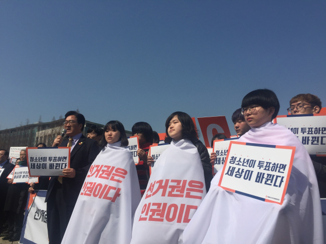 From left: Ruling Democratic Party floor leader Woo Won-sik and teenage protesters Kwon Li-mo, Kim Jeong-min and Kim Yoon-song speak at a press conference demanding the National Assembly pass a bill on lowering the voting age to 18. (Claire Lee/ The Korea Herald)
