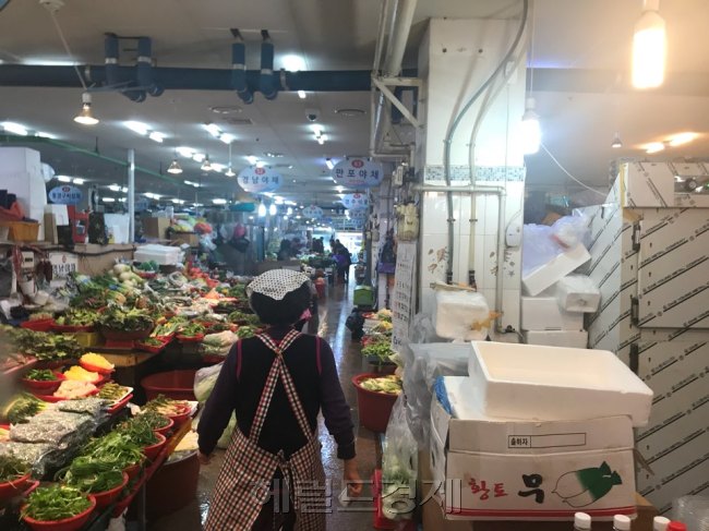 부산 수영구 남천해변시장. 표심은, ”바꿔보자“와 “그래도 부산은 한국당”으로 나뉘고 있다. [부산=박병국 기자/cook@heraldcorp.com]