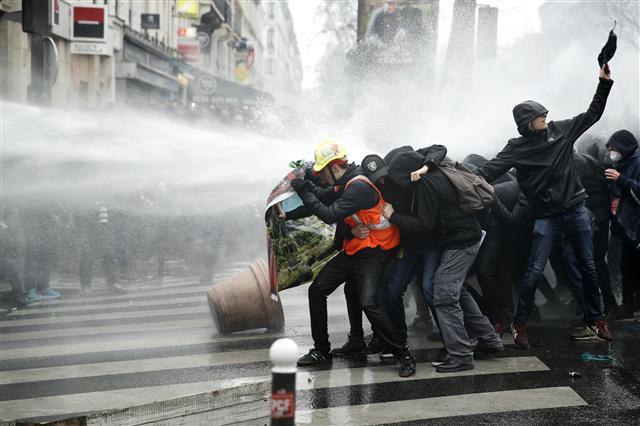 <YONHAP PHOTO-3911> epa06621070 Riot police uses water cannon against protesters during clashes as part of a demonstration during a nation-wide strike day affecting public services, in Paris, France, 22 March 2018. A national strike day was called by public sector workers and labor unions to defend labor rights and pensions. EPA/YOAN VALAT/2018-03-23 06:07:40/ <저작권자 ⓒ 1980-2018 ㈜연합뉴스. 무단 전재 재배포 금지.>