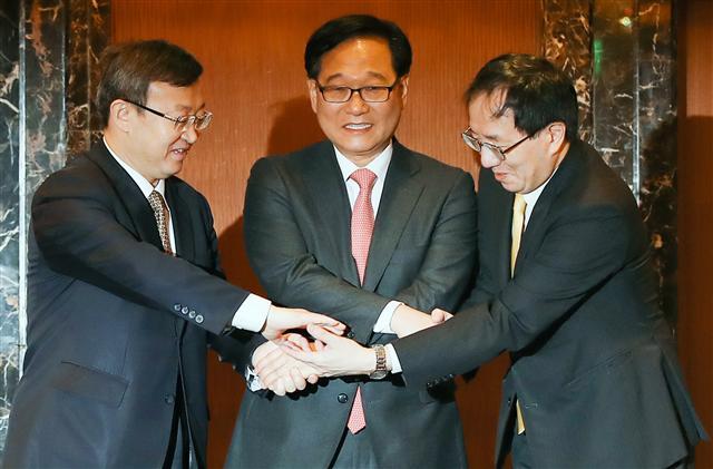 23일 오전 서울 중구 롯데호텔에서 열린 제13차 한ㆍ중ㆍ일 자유무역협정(FTA) 협상 수석대표회의에서 왕셔우원(王受文, 왼쪽부터) 중국 상무부 부부장, 김영삼 산업통상자원부 무역투자실장, 야마자키 카즈유키(山崎和之) 일본 외무성 경제담당 외무심의관이 손을 맞잡고 있다.  [연합뉴스]
