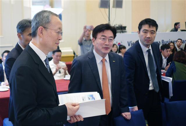 <YONHAP PHOTO-0892> 한-베트남 비즈니스 파트너십 상담회 (서울=연합뉴스) 백운규 산업통상자원부 장관은 22일(현지시간) 베트남 하노이 대우호텔 상담회장에서 윤원석 Kotra 정보통상협력본장의 안내로 중소·중견기업 63개사, 대기업 4개사 기관·단체 2개사 등 69개사가 참여한 가운데 열린 '한-베트남 비즈니스 파트너십' 상담회 현장을 방문, 참석 기업들로부터 설명을 듣고 양국 기업인들을 격려했다. 2018.3.23 [산업통상자원부 제공=연합뉴스] photo@yna.co.kr/2018-03-23 01:15:58/ <저작권자 ⓒ 1980-2018 ㈜연합뉴스. 무단 전재 재배포 금지.>