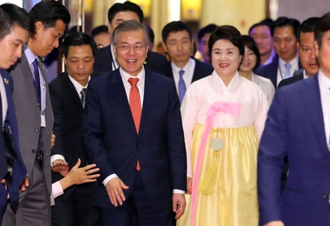 South Korean President Moon Jae-in and First Lady Kim Jung-sook arrive at the Marriott Hotel in Hanoi, Vietnam on Thursday, March 22. (Yonhap)