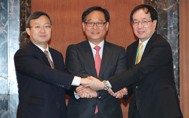 From left are Wang Shouwen, Vice Chinese commerce minister; Kim Young-sam, a deputy minister of trade and investment at the Ministry of Trade, Industry and Energy; and Kazuyuki Yamazaki, Japanese deputy foreign affairs minister. (Yonhap)