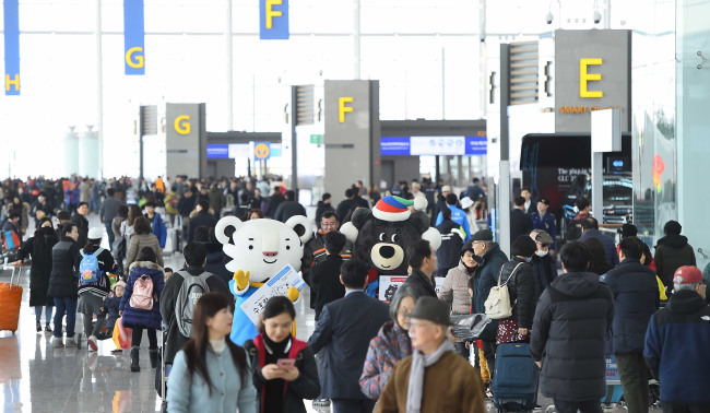 Mascots of the 2018 PyeongChang Winter Olympic Games at the departure gate of Incheon Airport`s new terminal on Jan. 18. (Yonhap)
