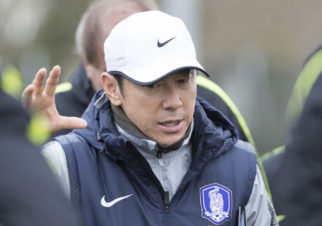 South Korea men's national football team head coach Shin Tae-yong speaks to his players before their training at FAI National Training Centre in Dublin on March 22, one day ahead of their friendly match against Northern Ireland in Belfast. (Yonhap)