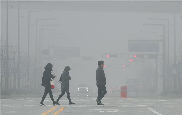 <YONHAP PHOTO-4885> 미세먼지·안개 가득한 세종시 (세종=연합뉴스) 이진욱 기자 = 충청지역 미세먼지 농도가 '나쁨' 수준을 보인 23일 오전 정부세종청사 부근에서 시민들이 출근하고 있다. 2018.3.23 cityboy@yna.co.kr/2018-03-23 08:32:14/ <저작권자 ⓒ 1980-2018 ㈜연합뉴스. 무단 전재 재배포 금지.>