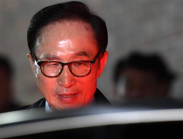 110억원대 뇌물 수수와 340억원대 비자금 조성 등 혐의로 구속영장이 발부된 이명박 전 대통령이 23일 서울 강남구 논현동 자택에서 나와 서울동부구치소로 향하고 있다.  [연합뉴스]