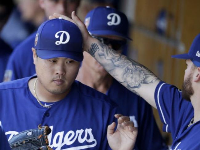 Ryu Hyun-jin of the Los Angeles Dodgers is greeted in the dugout after leaving a spring baseball game in the fourth inning against the Colorado Rockies at Salt River Fields at Talking Stick in Scottsdale, Arizona on March 11. (AP-Yonhap)