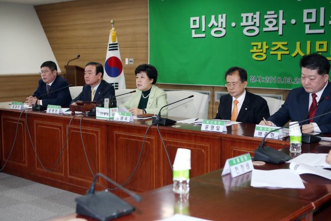 23일 오전 광주시의회 4층 대회의실에서 민주평화당 제20차 최고위원-국회의원 연석회의가 열리고 있다.[사진=연합뉴스]
23일 오전 광주시의회 4층 대회의실에서 민주평화당 제20차 최고위원-국회의원 연석회의가 열리고 있다.[사진=연합뉴스]