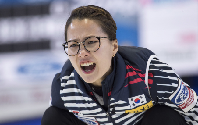 South Korea skip Kim Eunjung calls for a sweep as they play Scotland at the women's curling world championships Friday, March 23, 2018, in North Bay, Ontario. (AP-Yonhap)