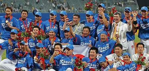 In this file photo taken on Aug. 24, 2008, members of the South Korean national baseball team celebrate their gold medal at the Beijing Summer Olympics following a 3-2 victory over Cuba at Wukesong Baseball Field in Beijing. (Yonhap)