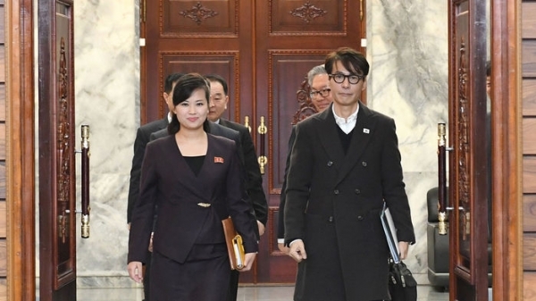 Chief South Korean art delegate Yoon Sang(right) met with his North Korean counterpart Hyon Song-wol. Yonhap