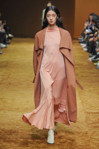 A model walks the runway for Low Classic. (Seoul Design Foundation)
